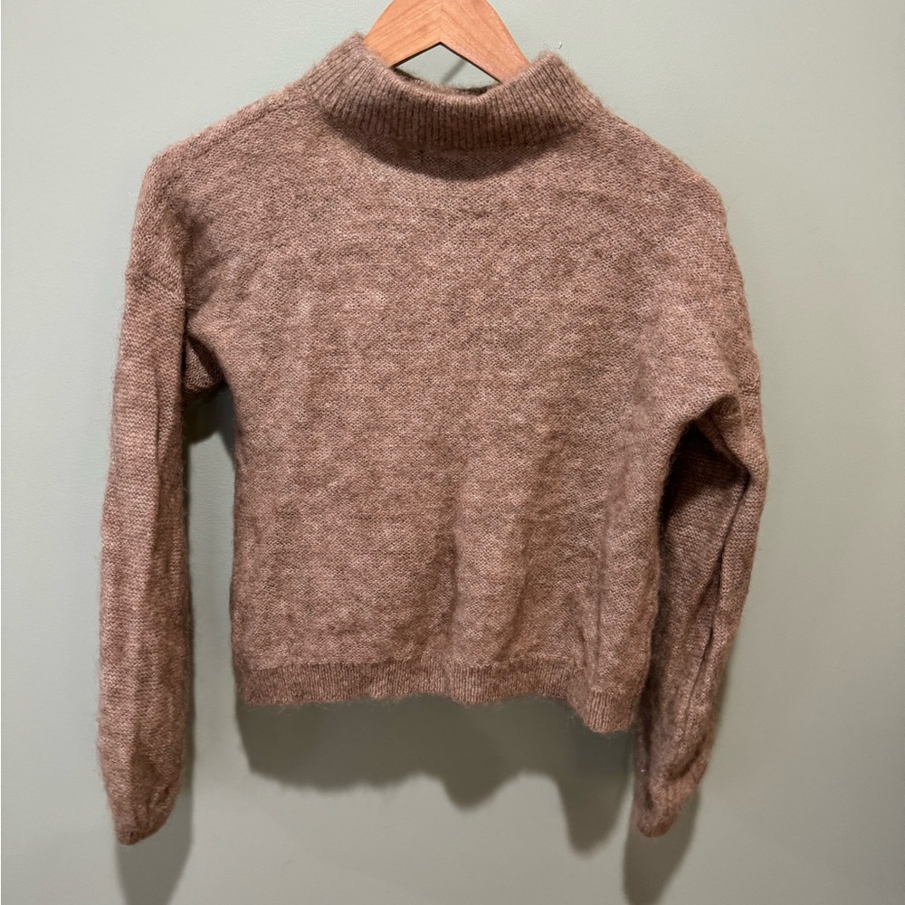 Banana Republic taupe women’s sweater Medium